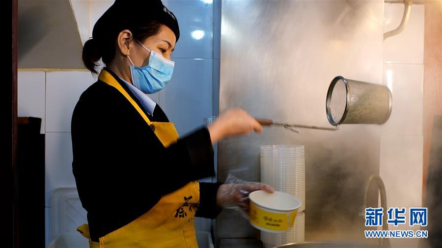 （新華全媒頭條&middot;習(xí)近平致敬的戰(zhàn)&ldquo;疫&rdquo;英雄&middot;武漢人民篇&middot;圖文互動(dòng)）（15）壯哉，大武漢&mdash;&mdash;獻(xiàn)給英雄的武漢人民