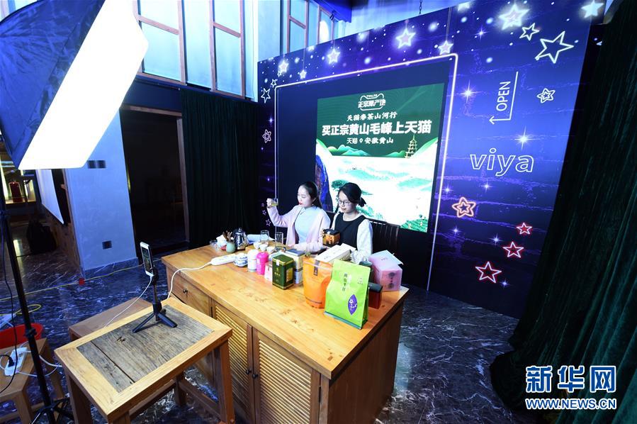 （在習(xí)近平新時(shí)代中國(guó)特色社會(huì)主義思想指引下&mdash;&mdash;新時(shí)代新作為新篇章&middot;習(xí)近平總書(shū)記關(guān)切事&middot;圖文互動(dòng)）（11）讓城市更聰明　讓經(jīng)濟(jì)更智慧&mdash;&mdash;各地加快形成數(shù)字新動(dòng)能促經(jīng)濟(jì)社會(huì)行穩(wěn)致遠(yuǎn)