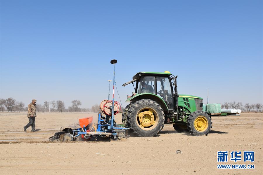 (抓好春耕備耕 穩(wěn)住農(nóng)業(yè)生產(chǎn)·圖文互動)(1)“智慧春耕”助力新疆春播