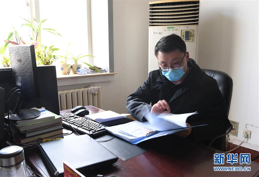 （一線抗疫群英譜&middot;圖文互動）（2）&ldquo;再年輕，也要學(xué)做頂梁柱&rdquo;&mdash;&mdash;記&ldquo;95后&rdquo;干警李文超