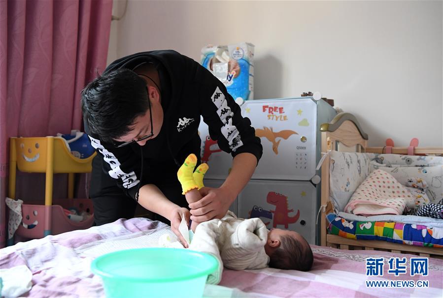 （一線抗疫群英譜&middot;圖文互動）（3）&ldquo;再年輕，也要學(xué)做頂梁柱&rdquo;&mdash;&mdash;記&ldquo;95后&rdquo;干警李文超