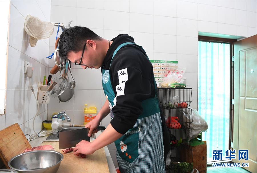 （一線抗疫群英譜&middot;圖文互動）（4）&ldquo;再年輕，也要學(xué)做頂梁柱&rdquo;&mdash;&mdash;記&ldquo;95后&rdquo;干警李文超