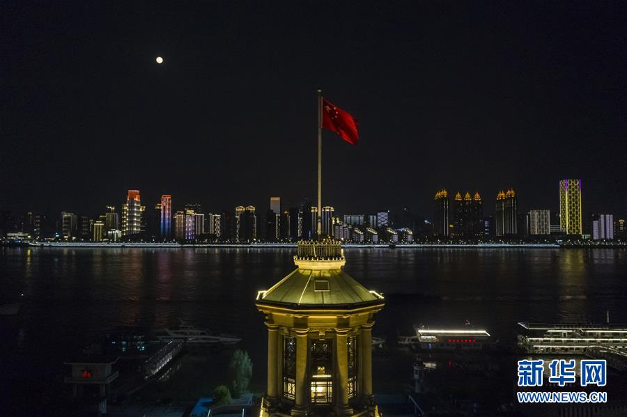 (聚焦疫情防控)(13)點(diǎn)亮武漢