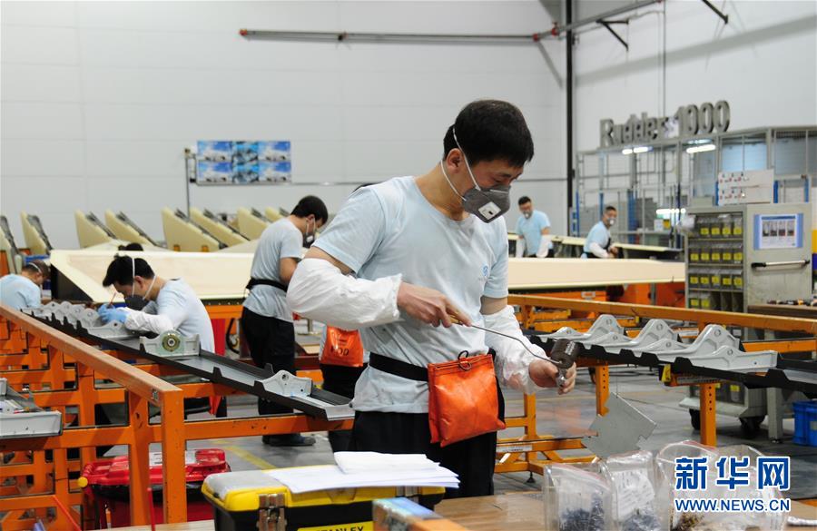 (在習(xí)近平新時(shí)代中國(guó)特色社會(huì)主義思想指引下——新時(shí)代新作為新篇章·習(xí)近平總書(shū)記關(guān)切事·圖文互動(dòng))(3)按下復(fù)工復(fù)產(chǎn)“快進(jìn)鍵”