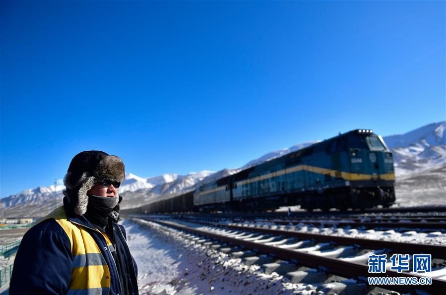 (新華全媒頭條·圖文互動(dòng))(1)用腳步和忠誠守護(hù)雪域天路——記青藏鐵路望昆線路車間副主任于本蕃