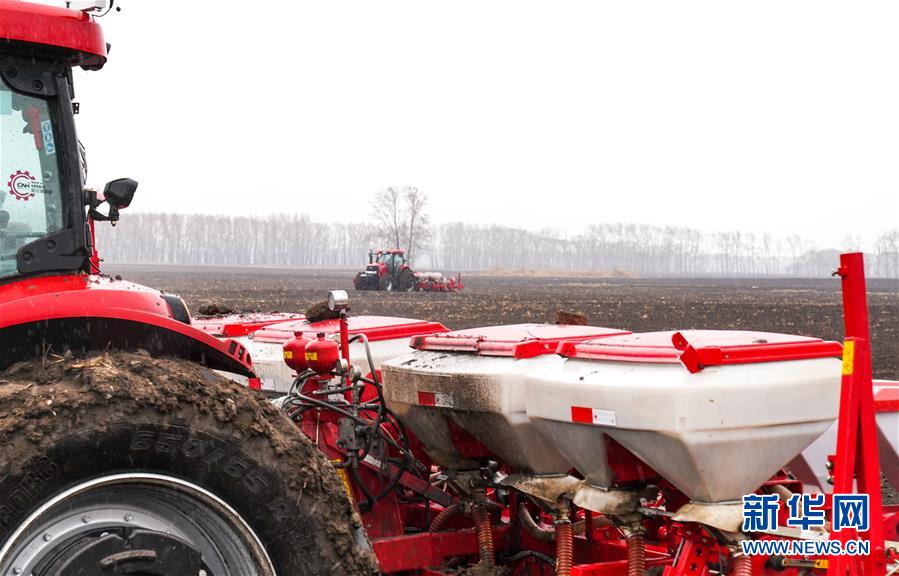 (在習(xí)近平新時(shí)代中國特色社會(huì)主義思想指引下——新時(shí)代新作為新篇章·習(xí)近平總書記關(guān)切事·圖文互動(dòng))(11)春耕忙 信心足——谷雨時(shí)節(jié)走馬東北直擊糧事