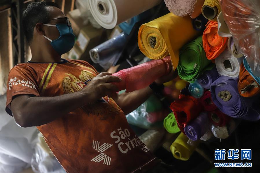 (海外抗疫故事·圖文互動)(1)通訊:自制口罩回饋社會——巴西桑巴舞校“巧手抗疫”