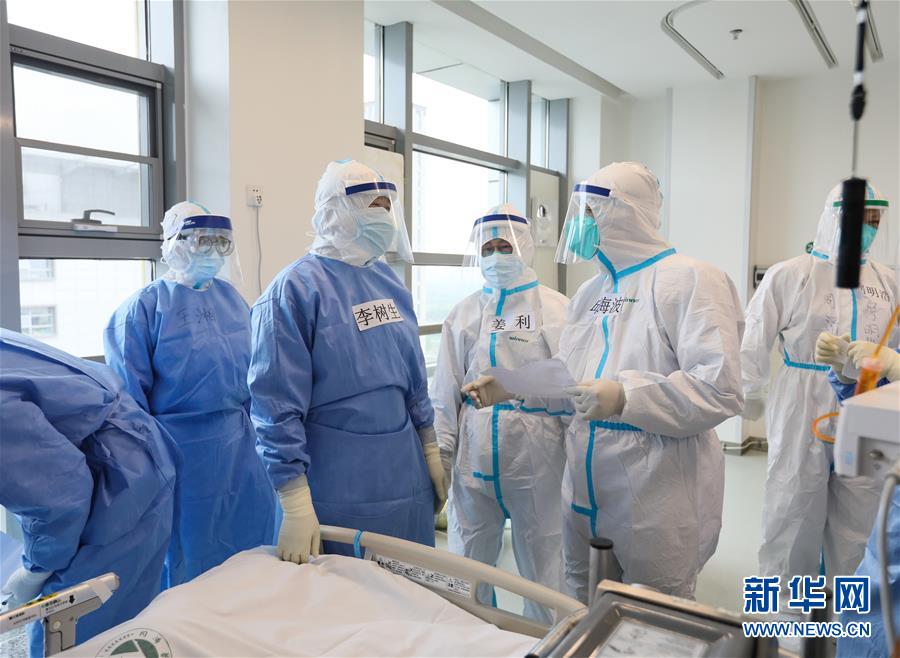 (新華全媒頭條·圖文互動(dòng))(1)戰(zhàn)斗在防疫最前沿——來(lái)自“五一”國(guó)際勞動(dòng)節(jié)的致敬