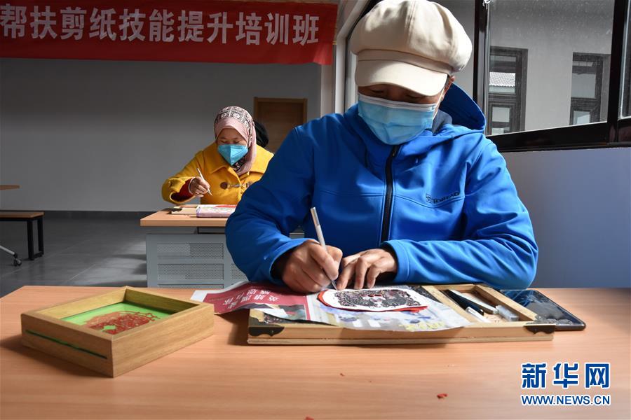 (決戰(zhàn)決勝脫貧攻堅(jiān)·圖文互動(dòng))從“灶臺(tái)”到“非遺”舞臺(tái)——寧夏海原縣農(nóng)村婦女雙手拓開(kāi)致富路