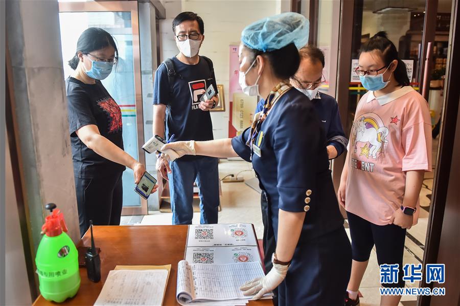 (圖文互動)(1)北京節(jié)日市場復(fù)工忙、人氣旺