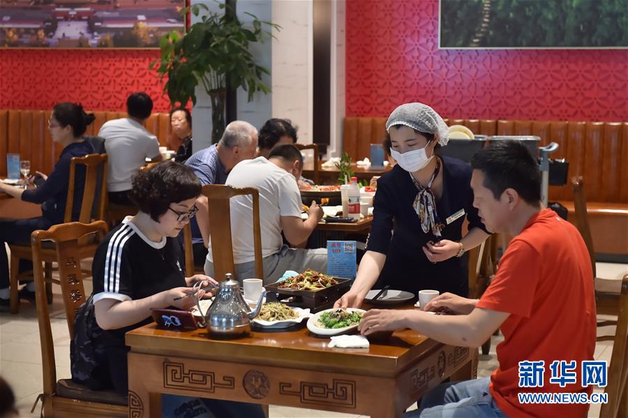 (圖文互動)(3)北京節(jié)日市場復(fù)工忙、人氣旺