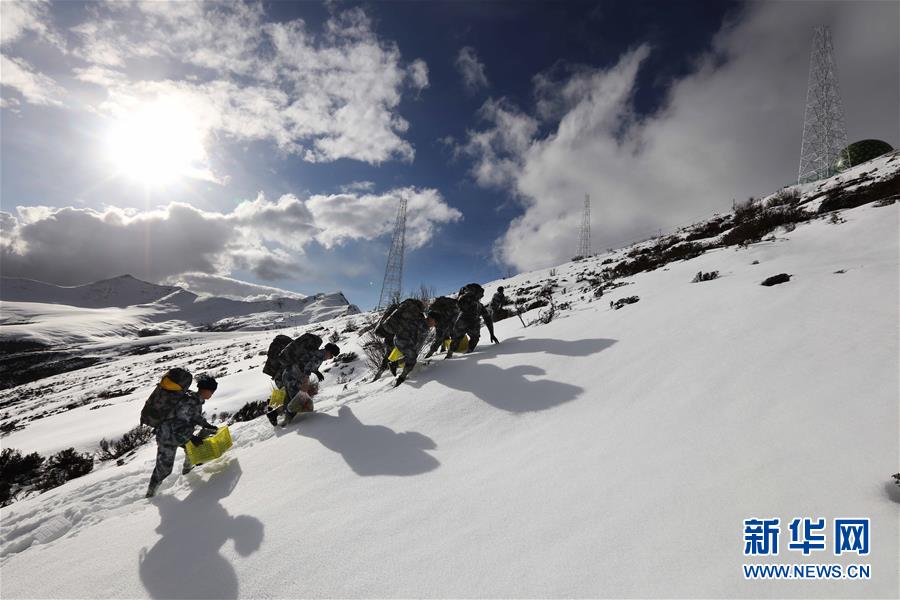 （圖文互動）（1）特寫：山再高，也要把給養(yǎng)送上去！
