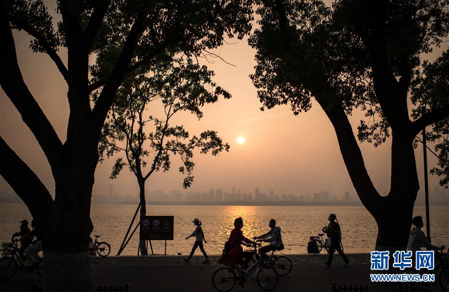 （新華全媒頭條&middot;圖文互動）（2）人氣回暖 消費復(fù)蘇 健康出行&mdash;&mdash;加長版&ldquo;五一&rdquo;假期觀察 