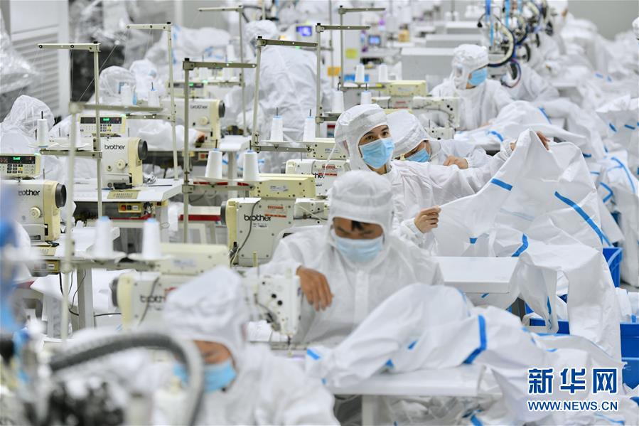 (新華全媒頭條·圖文互動)(10)風(fēng)雨無阻向前進(jìn)——寫在全國疫情防控阻擊戰(zhàn)取得重大戰(zhàn)略成果之際