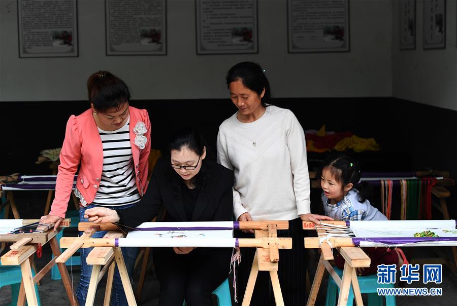 （兩會人物&middot;圖文互動）（1）帶娃、賺錢兩不誤&mdash;&mdash;一位農(nóng)民工代表眼中的脫貧新工作