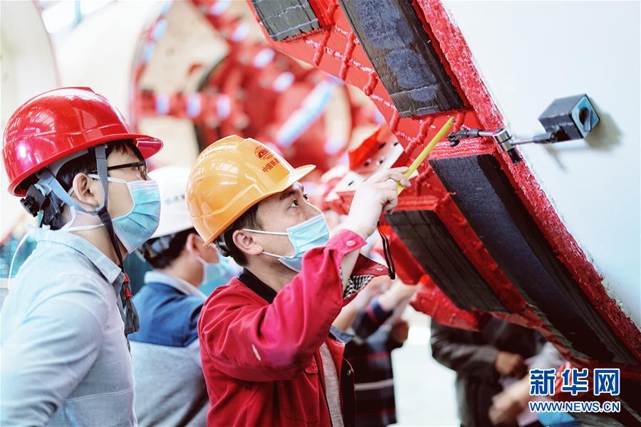 （在習(xí)近平新時(shí)代中國特色社會主義思想指引下&mdash;&mdash;新時(shí)代新作為新篇章&middot;習(xí)近平總書記關(guān)切事&middot;圖文互動）（1）最有力的支撐，最堅(jiān)決的攀登&mdash;&mdash;記錄奮戰(zhàn)在復(fù)工復(fù)產(chǎn)一線的科技工作者