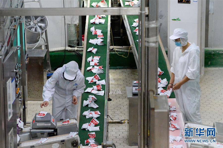 (圖文互動)(1)烏魯木齊:實施“哺育工程” 23萬余學(xué)齡前兒童免費喝牛奶