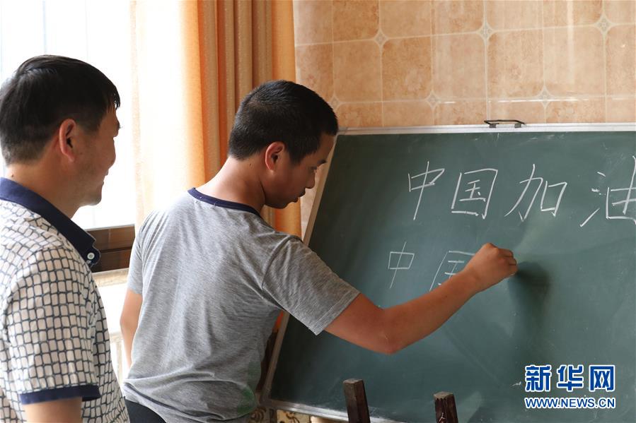 （在習近平新時代中國特色社會主義思想指引下&mdash;&mdash;新時代新作為新篇章&middot;習近平總書記關(guān)切事&middot;圖文互動）（1）在燦爛的陽光下&mdash;&mdash;少年兒童茁壯成長二三事