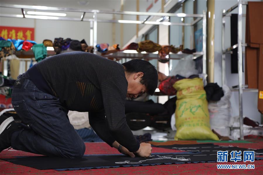 （決戰(zhàn)決勝脫貧攻堅(jiān)&middot;圖文互動）（2）電商扶貧鋪就藏區(qū)脫貧致富&ldquo;快車道&rdquo;