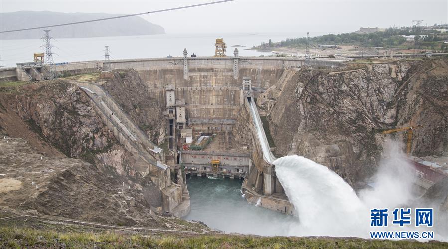 (圖文互動(dòng))“黃河第一壩”龍羊峽水電站開(kāi)閘泄洪