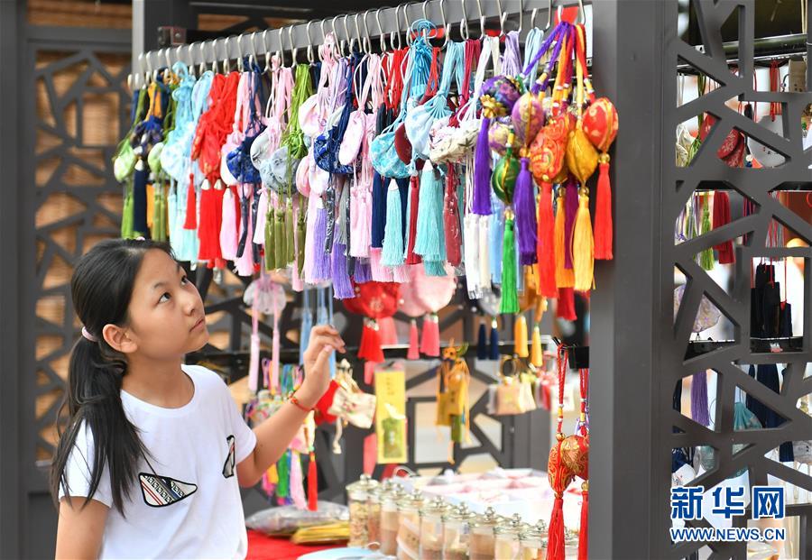 （新華全媒頭條&middot;圖文互動(dòng)）（4）線上線下消費(fèi)升溫 文旅活動(dòng)邁上&ldquo;云端&rdquo;&mdash;&mdash;端午假期透視我國(guó)經(jīng)濟(jì)高質(zhì)量發(fā)展新動(dòng)力