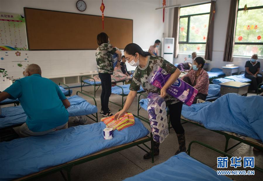 (防汛抗洪·圖文互動(dòng))(2)為人民生命安全撐起“安全傘”——湖北緊急轉(zhuǎn)移安置受災(zāi)群眾速寫