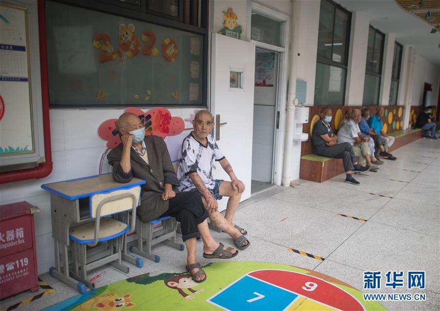 (防汛抗洪·圖文互動(dòng))(3)為人民生命安全撐起“安全傘”——湖北緊急轉(zhuǎn)移安置受災(zāi)群眾速寫