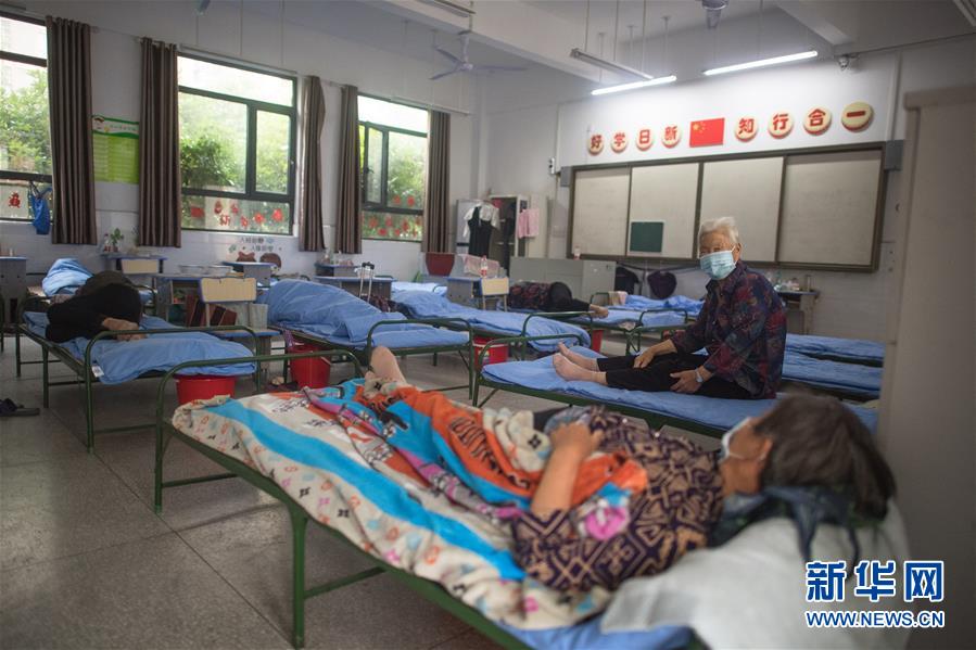 (防汛抗洪·圖文互動(dòng))(4)為人民生命安全撐起“安全傘”——湖北緊急轉(zhuǎn)移安置受災(zāi)群眾速寫