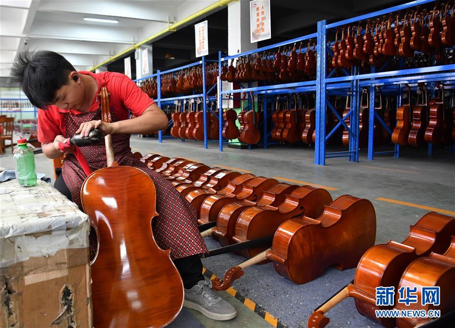 （走向我們的小康生活&middot;圖文互動(dòng)）（1）放下鋤頭，卻撥動(dòng)命運(yùn)的琴弦