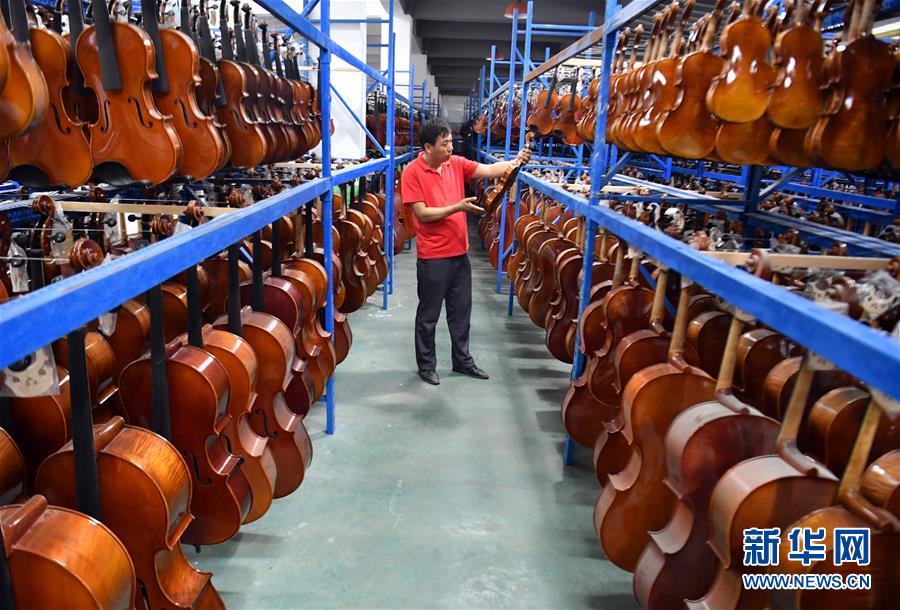 （走向我們的小康生活&middot;圖文互動(dòng)）（3）放下鋤頭，卻撥動(dòng)命運(yùn)的琴弦