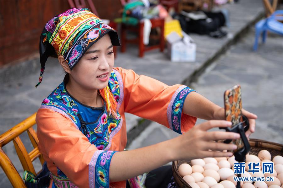 （新華全媒頭條&middot;走向我們的小康生活&middot;圖文互動）（6）那山，那人，那苗寨&mdash;&mdash;十八洞村三代人的奮斗史