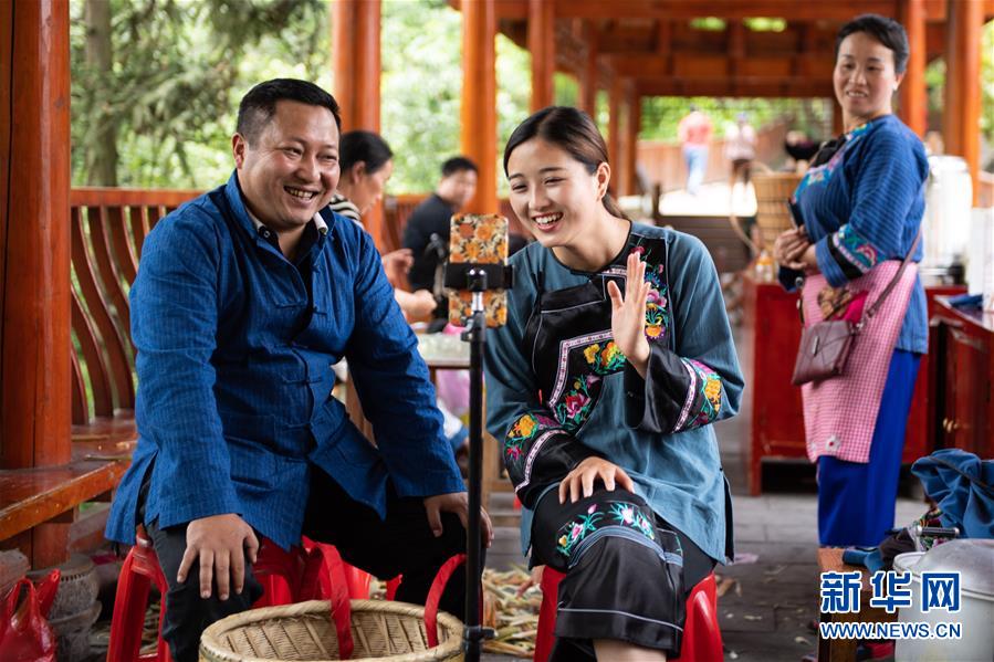 （新華全媒頭條&middot;走向我們的小康生活&middot;圖文互動）（10）那山，那人，那苗寨&mdash;&mdash;十八洞村三代人的奮斗史