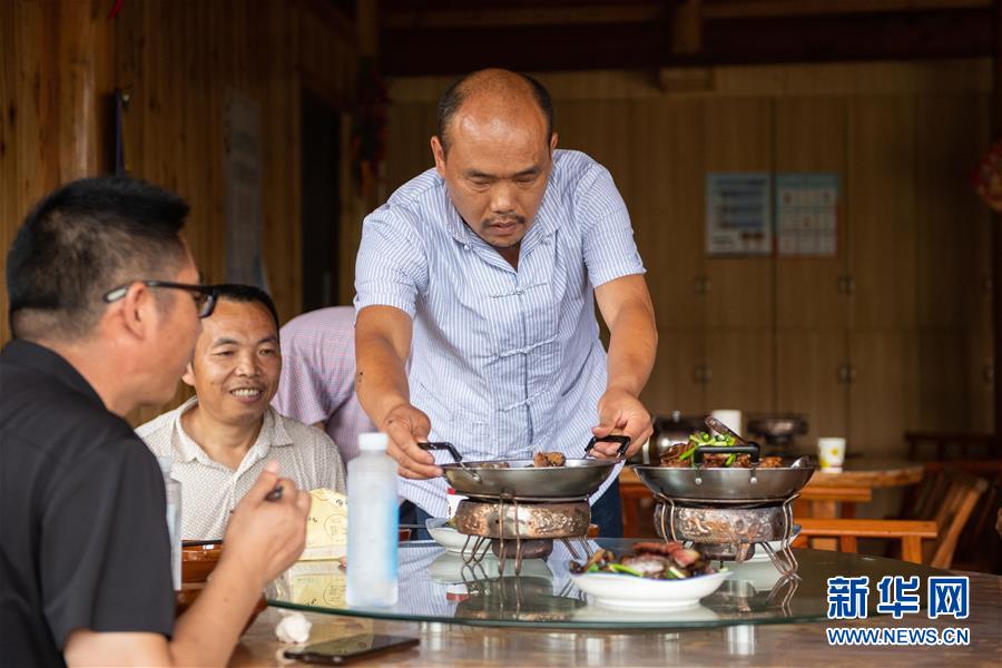 （新華全媒頭條&middot;走向我們的小康生活&middot;圖文互動）（9）那山，那人，那苗寨&mdash;&mdash;十八洞村三代人的奮斗史