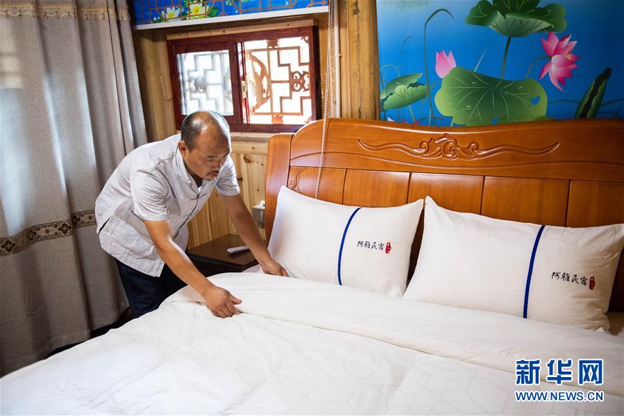 （新華全媒頭條&middot;走向我們的小康生活&middot;圖文互動）（3）那山，那人，那苗寨&mdash;&mdash;十八洞村三代人的奮斗史