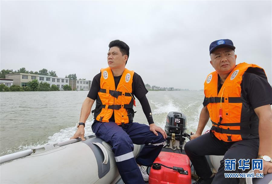 （防汛抗洪&middot;一線人物&middot;圖文互動(dòng)）（2）萬家燈火明 壩上有神兵&mdash;&mdash;安徽宿松長江大堤上的&ldquo;守護(hù)者聯(lián)盟&rdquo;群像