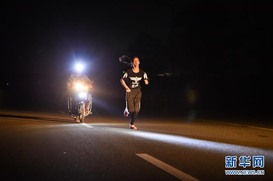 （體育&middot;圖文互動(dòng)）（4）父愛(ài)如燈  伴我奔跑