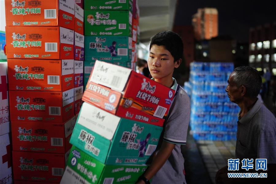 （在習(xí)近平新時(shí)代中國(guó)特色社會(huì)主義思想指引下&mdash;&mdash;新時(shí)代新作為新篇章&middot;習(xí)近平總書記關(guān)切事&middot;圖文互動(dòng)）（2）遮風(fēng)雨 送安穩(wěn)&mdash;&mdash;受災(zāi)群眾轉(zhuǎn)移安置中的暖心故事