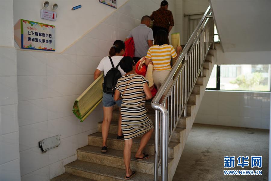 （在習(xí)近平新時(shí)代中國(guó)特色社會(huì)主義思想指引下&mdash;&mdash;新時(shí)代新作為新篇章&middot;習(xí)近平總書記關(guān)切事&middot;圖文互動(dòng)）（6）遮風(fēng)雨 送安穩(wěn)&mdash;&mdash;受災(zāi)群眾轉(zhuǎn)移安置中的暖心故事