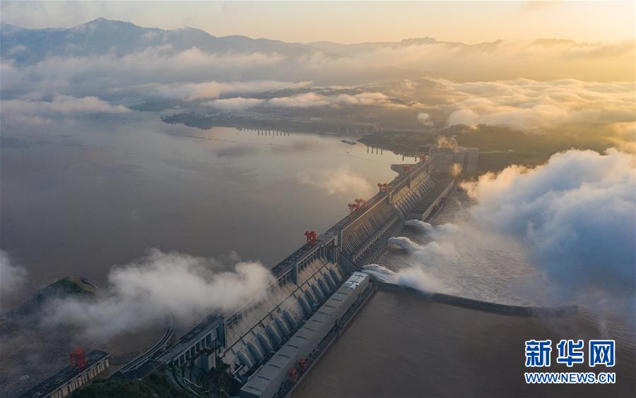 #(防汛抗洪·圖文互動(dòng))(2)三峽水庫(kù)有效攔蓄長(zhǎng)江2020年第3號(hào)洪水削峰達(dá)36.7%