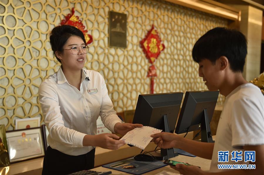 （新華全媒頭條&middot;走向我們的小康生活&middot;圖文互動(dòng)）（5）我們村里的年輕人&mdash;&mdash;賈家莊追求美好生活的&ldquo;動(dòng)力源泉&rdquo;