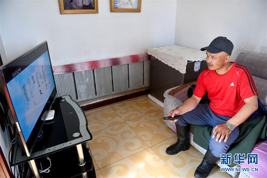 （走向我們的小康生活&middot;圖文互動）（3）草原有了網(wǎng)，手機(jī)能放羊&mdash;&mdash;看呼倫貝爾大草原牧民生活變了樣 