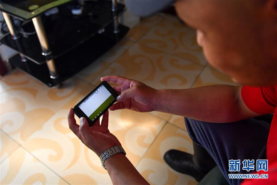 （走向我們的小康生活&middot;圖文互動）（4）草原有了網(wǎng)，手機(jī)能放羊&mdash;&mdash;看呼倫貝爾大草原牧民生活變了樣 