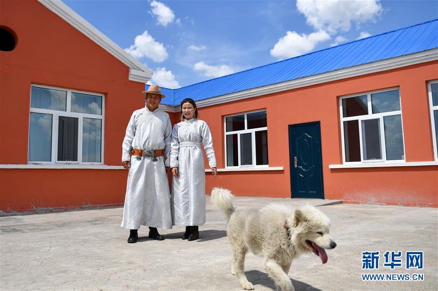 （走向我們的小康生活&middot;圖文互動）（6）草原有了網(wǎng)，手機(jī)能放羊&mdash;&mdash;看呼倫貝爾大草原牧民生活變了樣 