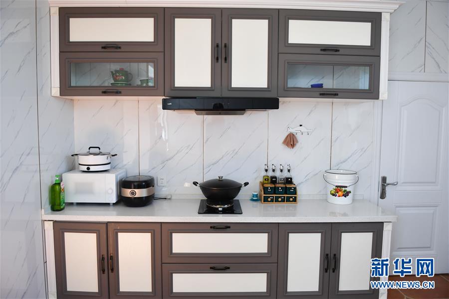 （走向我們的小康生活&middot;圖文互動）（7）草原有了網(wǎng)，手機(jī)能放羊&mdash;&mdash;看呼倫貝爾大草原牧民生活變了樣 