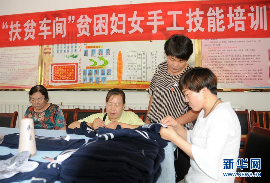 （決戰(zhàn)決勝脫貧攻堅&middot;圖文互動）（1）內(nèi)蒙古河套：一雙巧手、一副棒針、一團(tuán)毛線打造貧困戶&ldquo;炕頭經(jīng)濟(jì)&rdquo;