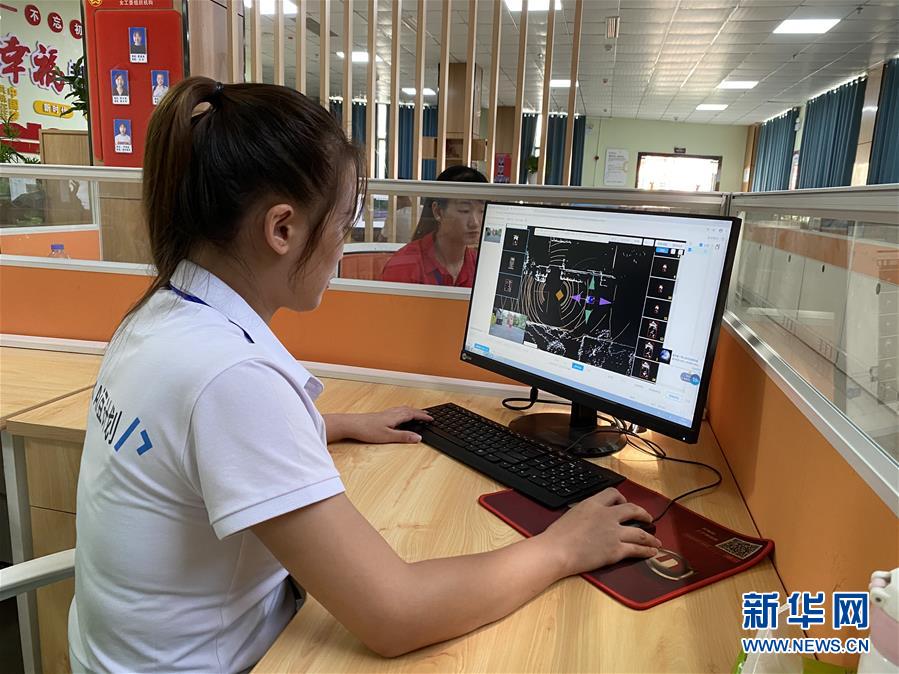 （落實(shí)&ldquo;六穩(wěn)&rdquo;&ldquo;六保&rdquo;一線見聞&middot;圖文互動(dòng)）（2）易地搬遷戶有了新身份&mdash;&mdash;貴州萬(wàn)山扶貧安置點(diǎn)巧打&ldquo;就業(yè)牌&rdquo;