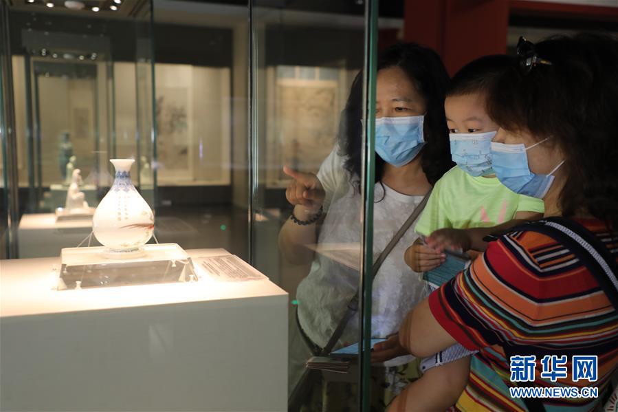 (文化視點(diǎn)·聽文物講故事·圖文互動)(1)琺瑯彩玉壺春瓶:乾隆皇帝甄選 成就舉世孤品