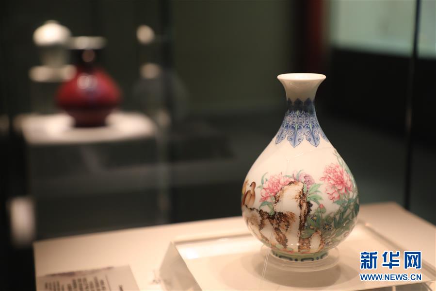 (文化視點(diǎn)·聽文物講故事·圖文互動)(2)琺瑯彩玉壺春瓶:乾隆皇帝甄選 成就舉世孤品