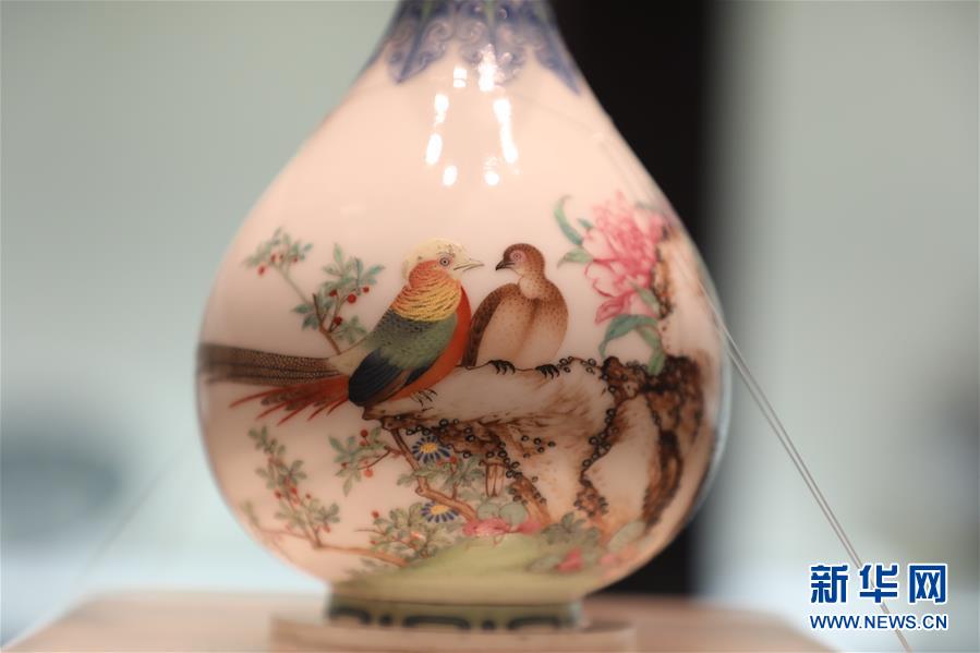 (文化視點(diǎn)·聽文物講故事·圖文互動)(3)琺瑯彩玉壺春瓶:乾隆皇帝甄選 成就舉世孤品