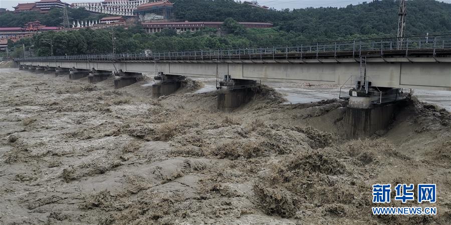 （防汛抗洪&middot;圖文互動）（2）洪水襲擊寶成鐵路涪江大橋 超8100噸&ldquo;重車壓梁&rdquo;護(hù)橋